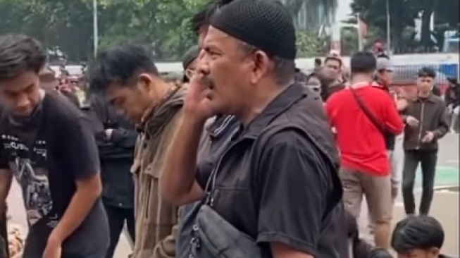 Saat Pintu DPR Tertutup, Viral Pendemo Ketuk 'Pintu Langit' Dengan Sholat di Aspal