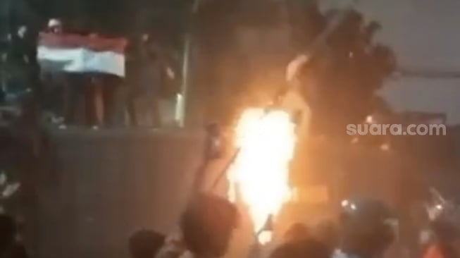 Massa Lempari Mako Brimob Kwitang Pakai Molotov, 'Polisi Pembunuh!'