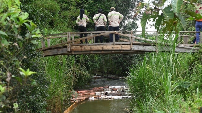 Tim dari Universitas Indonesia turun ke lokasi kebocoran pipa minyak melakukan survei dan penelitian penyebab kebocoran pipa [SuaraSulsel.id/Dokumentasi PT Vale]