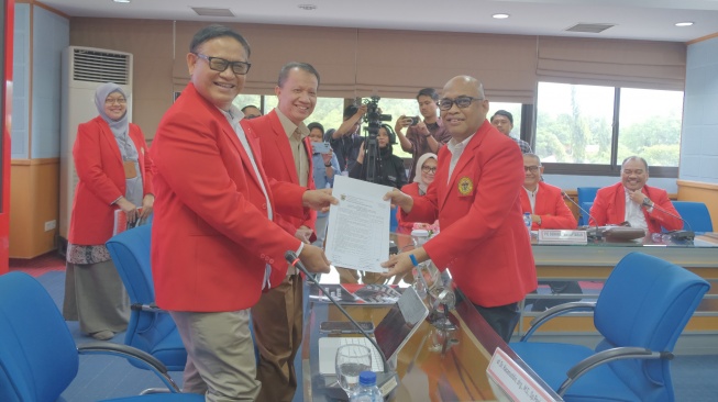 Prof. Ir. Muhammad Iqbal Djawad, M.Sc., Ph.D., menyerahkan berkas pendaftaran sebagai Calon Rektor Unhas periode 2026-2030, Kamis 28 Agustus 2025 [SuaraSulsel.id/Humas Unhas]