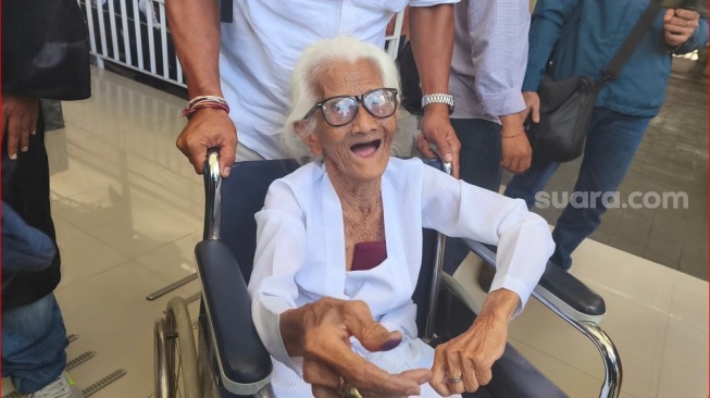 Pekikan Satyam Eva Jayate Iringi Nenek Reja Dilepaskan dari Dakwaan Pidana di PN Denpasar