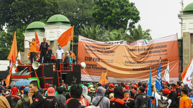 Massa buruh dari berbagai serikat pekerja melakukan aksi unjuk rasa di depan Gedung DPR/MPR RI, Jakarta, Kamis (28/8/2025). [Suara.com/Alfian Winanto]