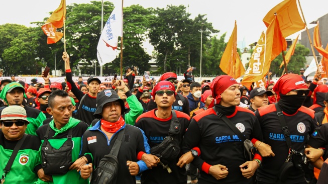 Massa buruh dari berbagai serikat pekerja melakukan aksi unjuk rasa di depan Gedung DPR/MPR RI, Jakarta, Kamis (28/8/2025). [Suara.com/Alfian Winanto]