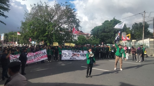 Mahasiswa dan Ojol Demo Polda Sumbar, Soraki Polisi "Pembunuh"