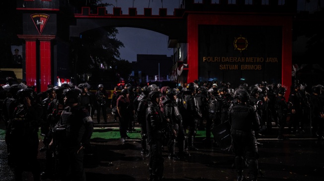 Personel Brimob berjaga saat aksi unjuk rasa di depan Markas Komando (Mako) Brimob Polda Mtero Jaya, Kwitang, Jakarta, Jumat (29/8/2025). [ANTARA FOTO/Bayu Pratama S/wpa]