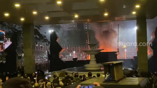 Demo di Depan Polda Metro Jaya Ricuh, Anggota Polisi ke Wakapolda: Dilempar Bom Molotov Ndan