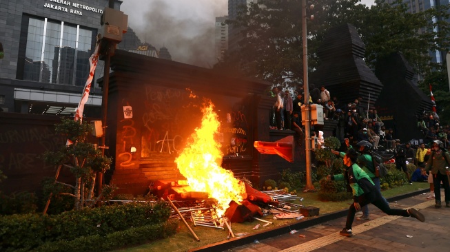 Pengunjuk rasa membakar water barrier saat aksi di depan Polda Metro Jaya, Jakarta, Jumat (29/8/2025). [ANTARA FOTO/Dhemas Reviyanto/hma/rwa]
