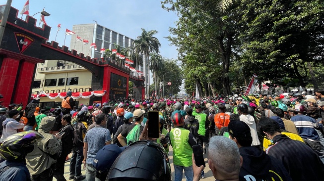 Ribuan massa yang mayorias driver ojek online (Ojol) kembali mendatangi depan Mako Brimob Kwitang, Jakarta Pusat, Jumat (29/8/2025) siang. (Suara.com/ Yaumal)