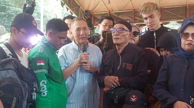 Konglomerat Jusuf Hamka hadir di pemakaman Affan Kurniawan, driver ojol yang tewa dilindas rantis Brimob, di Karet Bevak, Jakarta, Jumat (29/8/2025). [Tangkapan layar]