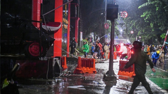 Pengunjuk rasa melakukan aksi menuntut pengusutan kasus penabrakan pengemudi ojek online oleh mobil rantis Brimob di depan Satuan Brimob Polda Metro Jaya di kawasan Senin, Jakarta, Kamis (28/8/2025).[ANTARA FOTO/Muhammad Adimaja/wpa]