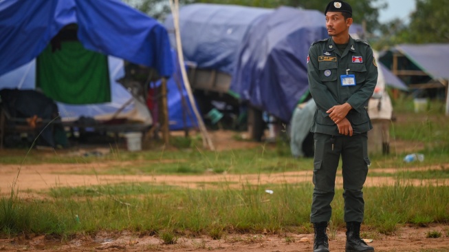Petugas keamanan berjaga di tempat penampungan pengungsi Wat Por 5.000, Provinsi Preah Vihear, Kamboja, Kamis (28/8/2025). [ANTARA FOTO/Aditya Pradana Putra/bar]