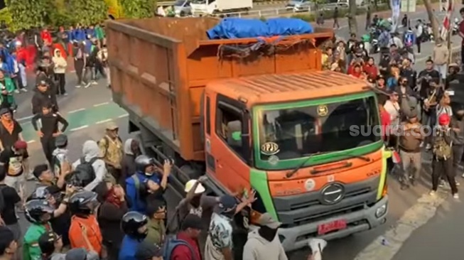 Momen Massa Minta Truk Sampah Tabrak Gerbang Utama Polda Metro Jaya