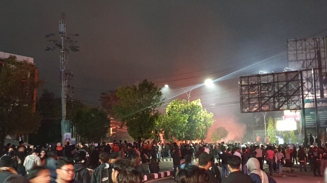 Makin Brutal, Gas Air Mata kembali Dilepas ke Massa Aksi Jogja Memanggil di Depan Pakuwon Mall