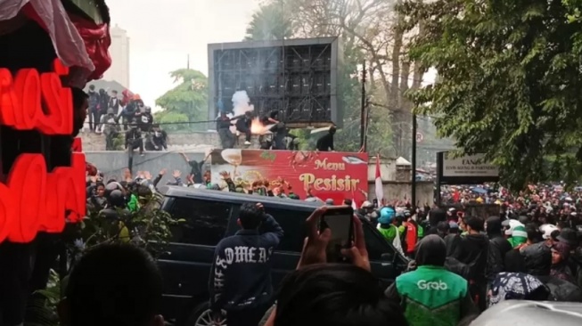 Aksi Solidaritas Ojol di DPRD Jabar Ricuh: Molotov Dibalas Gas Air Mata, Massa Merangsek Masuk