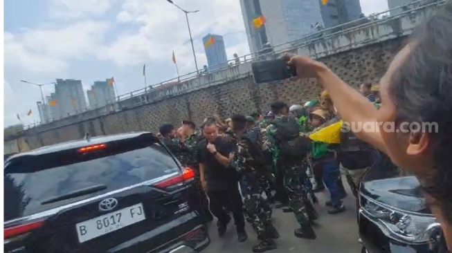 Kapolda Metro Jaya, Irjen Pol Asep Edi Suheri, 'diamuk' oleh pengemudi ojek online (ojol) usai mengjadiri pemakaman almarhum Affan Kurniawan di TPU Karet Bivak, Jakarta. (Suara.com/Lilis)