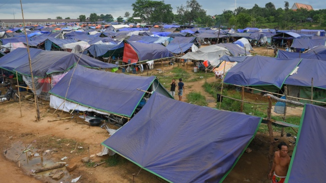 Sejumlah pengungsi berada di tempat penampungan pengungsi Wat Por 5.000, Provinsi Preah Vihear, Kamboja, Kamis (28/8/2025). [ANTARA FOTO/Aditya Pradana Putra/bar]
