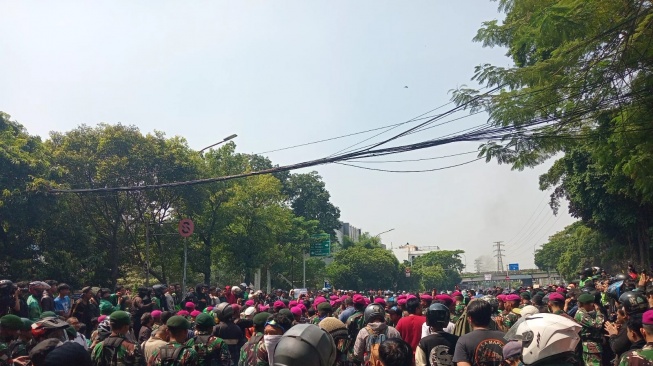 Situasi Terkini Aksi Protes Ojol di Kawasan Mako Brimob Kwitang. (Suara.com/Khosyi)