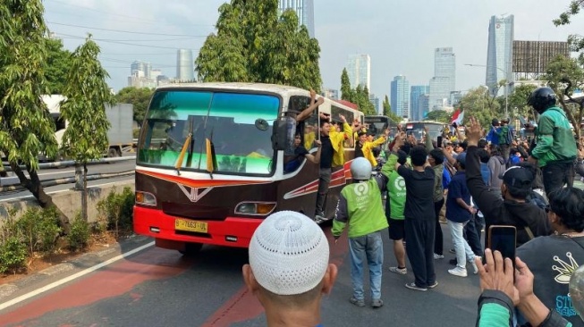 Mahasiswa bergabung dengan ojol dalam aksi yang digelar di Markas Polda Metro Jaya, Jumat (29/8/2025). [Suara.com/M Yasir]