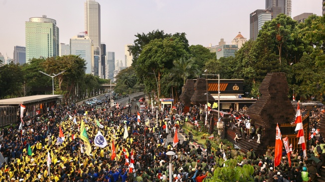 Massa berunjuk rasa di Polda Metro Jaya, Jakarta, Jumat (29/8/2025). [ANTARA FOTO/Dhemas Reviyanto/hma/rwa]