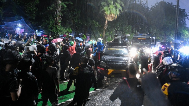 Personel Satuan Brimob Polda Metro Jaya berusaha membubarkan pengunjuk rasa yang menghadang rantis saat aksi menuntut pengusutan penabrakan pengemudi ojek online oleh mobil rantis Brimob di kawasan Senin, Jakarta, Kamis (28/8/2025). [ANTARA FOTO/Muhammad Adimaja/wpa]