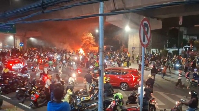 Kematian Ojol di Jakarta Picu Amuk Massa, Pos Polisi dan Kantor DPRD Ludes Dibakar [Lorensia/Suara]