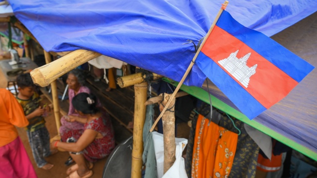 Sejumlah pengungsi berada di dalam tenda di tempat penampungan pengungsi Wat Por 5.000, Provinsi Preah Vihear, Kamboja, Kamis (28/8/2025). [ANTARA FOTO/Aditya Pradana Putra/bar]