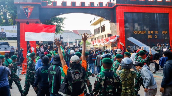 Massa dari berbabagai elemen masyarakat saat aksi unjuk rasa di depan Markas Komando (Mako) Brimob Polda Mtero Jaya, Kwitang, Jakarta, Jumat (29/8/2025). [Suaramcom/Alfian Winanto]