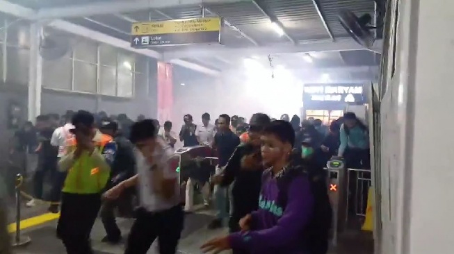 Gas Air Mata Terbuat dari Apa? Viral Ditembakkan di Stasiun Karet