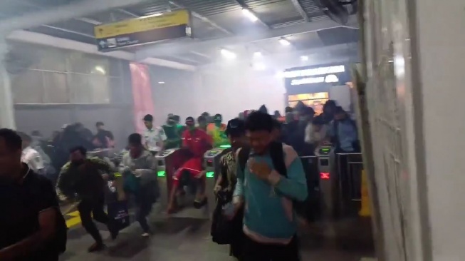 Viral gas air mata di Stasiun Karet (X.com)
