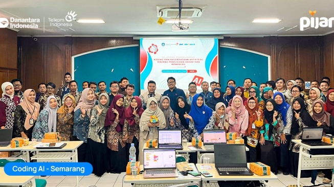 Dukungan Telkom  untuk Sekolah Berbagai Daerah: Pembelajaran Coding dan AI