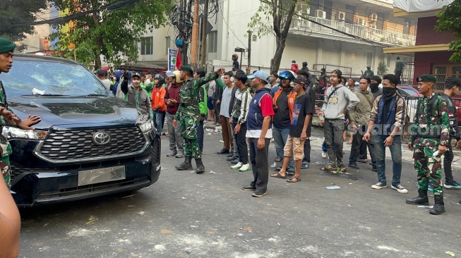 Cara Anggota TNI Tenangkan Massa di Depan Mako Brimob Kwitang: Mundur Dulu Bang