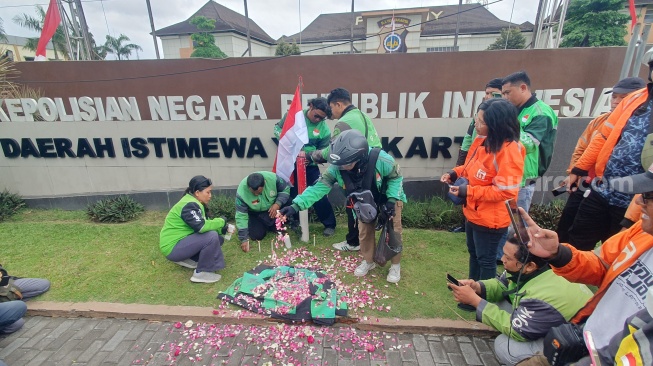 Solidaritas Ojol Yogyakarta, Lilin Menyala & Doa untuk Affan Kurniawan yang Tewas Dilindas