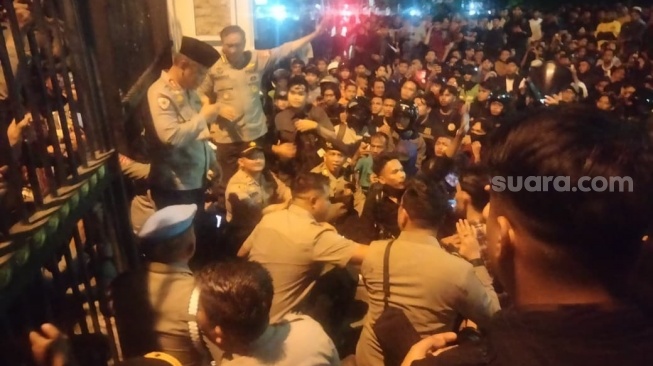 Demonstran "Hoyak" Pagar Mapolda Sumbar, Kapolda Temui Massa!