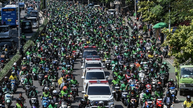 Iring-iringan pengemudi ojek online (ojol) mengantarkan jenazah Affan Kurniawan ke TPU Karet Bivak di Jakarta, Jumat (29/8/2025). [ANTARA FOTO/Hafidz Mubarak A]
