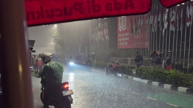 Aksi Demonstrasi di Depan DPR RI Mereda Pasca Hujan Deras, Ketegangan Sempat Meningkat