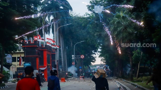 Massa dari berbabagai elemen masyarakat saat aksi unjuk rasa di depan Markas Komando (Mako) Brimob Polda Metro Jaya, Kwitang, Jakarta, Jumat (29/8/2025). [Suara.com/Alfian Winanto]