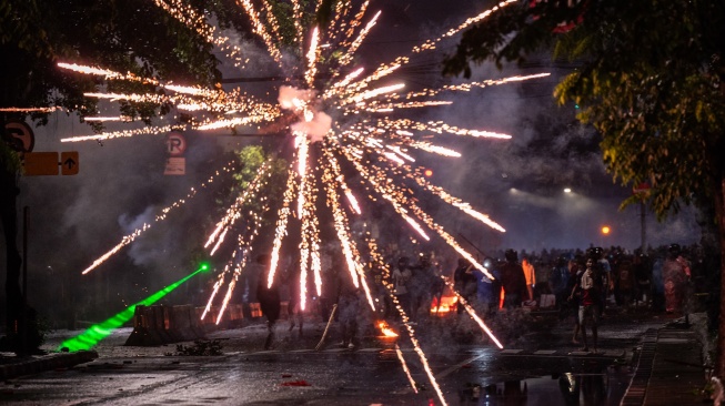 Pengunjuk rasa melakukan aksi di depan Markas Komando (Mako) Brimob Polda Mtero Jaya, Kwitang, Jakarta, Jumat (29/8/2025). [ANTARA FOTO/Bayu Pratama S/wpa]