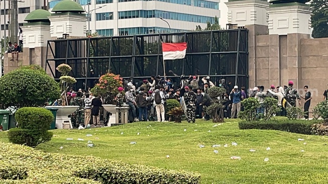 Detik-detik Massa Pendemo 'Jebol' DPR RI: Pekik Revolusi Menggema hingga Merah-Putih Berkibar!
