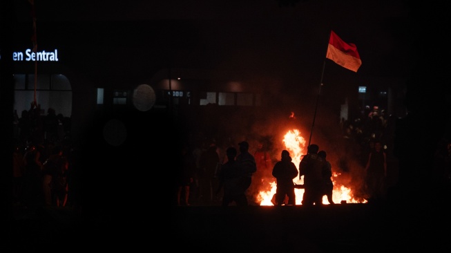 Pengunjuk rasa melakukan aksi di depan Markas Komando (Mako) Brimob Polda Mtero Jaya, Kwitang, Jakarta, Jumat (29/8/2025). [ANTARA FOTO/Bayu Pratama S/wpa]
