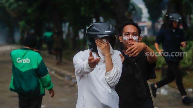 Massa dari berbabagai elemen masyarakat saat aksi unjuk rasa di depan Markas Komando (Mako) Brimob Polda Metro Jaya, Kwitang, Jakarta, Jumat (29/8/2025). [Suara.com/Alfian Winanto]