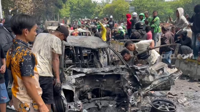 Situasi di Mako Brimob, Kwitang, Jakarta Pusat perlahan mulai kondusif, setelah sebelumnya dikepung massa pada Jumat (29/8/2025) dini hari. Terdapat berapa bangkai kendaraan roda 4 yang hangus terbakar. (Suara.com/Yaumal)