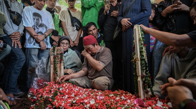 Sejumlah kerabat berdoa saat pemakaman jenazah Affan Kurniawan di TPU Karet Bivak, Jakarta, Jumat (29/8/2025). [ANTARA FOTO/Fauzan/nz]