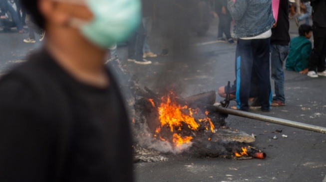 Ricuh Usai Demo DPR: Ojol Tewas Dilindas Rantis Brimob, Warga Turun Tangan