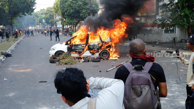 Massa dari berbabagai elemen masyarakat saat aksi unjuk rasa di depan Markas Komando (Mako) Brimob Polda Mtero Jaya, Kwitang, Jakarta, Jumat (29/8/2025). [Suaramcom/Alfian Winanto]