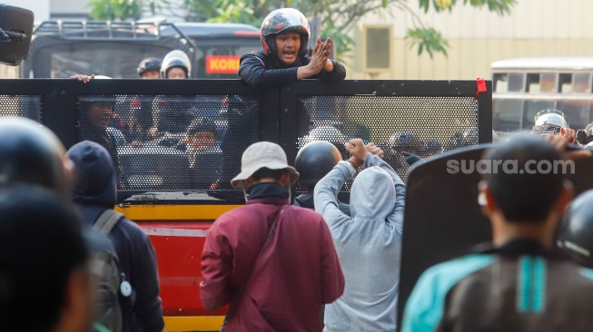 Massa dari berbabagai elemen masyarakat saat aksi unjuk rasa di depan Markas Komando (Mako) Brimob Polda Mtero Jaya, Kwitang, Jakarta, Jumat (29/8/2025). [Suaramcom/Alfian Winanto]