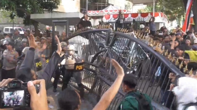Viral Surat Edaran KPI Imbau Stasiun TV Tidak Menayangkan Berita Demo, Publik Bereaksi Keras