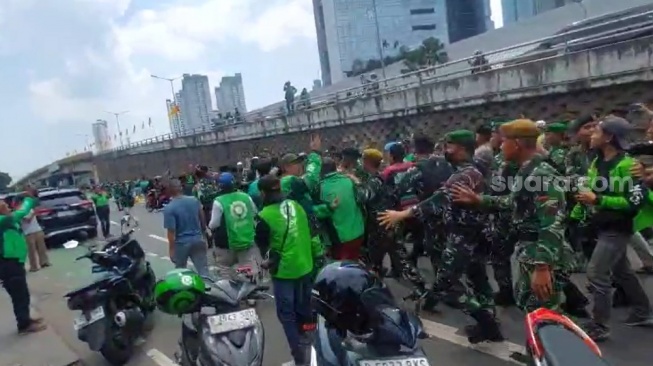 Momen Kapolda Metro Jaya Diteriaki Pembunuh Oleh Massa Ojol