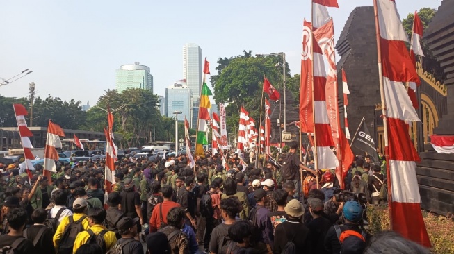 Demonstran di Gerbang Polda Metro Jaya. (Suara.com/ Ramadhani)