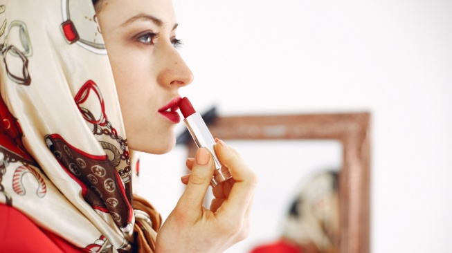 8 Lipstik yang Cocok Dipakai saat Musim Hujan: Coverage Penuh, Pigmented Tahan lama