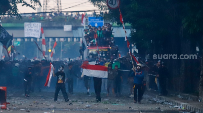 Massa dari berbabagai elemen masyarakat saat aksi unjuk rasa di depan Markas Komando (Mako) Brimob Polda Metro Jaya, Kwitang, Jakarta, Jumat (29/8/2025). [Suara.com/Alfian Winanto]
